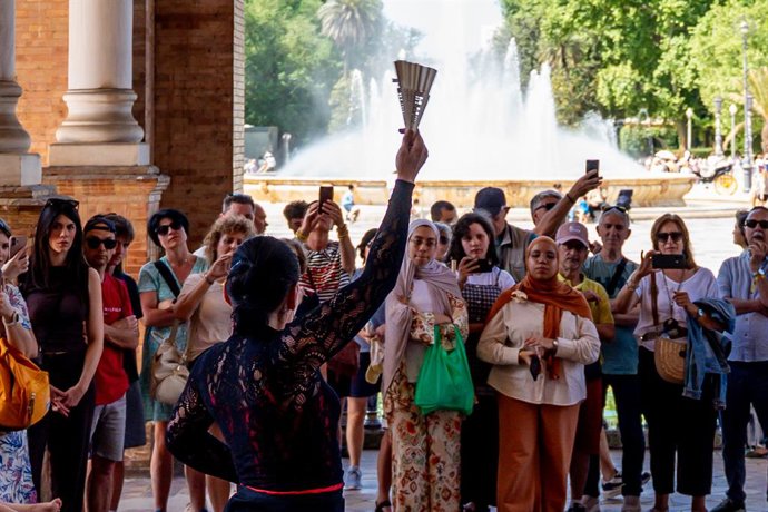Os turistas assistem a um espetáculo de flamenco na Praça da Espanha, em Sevilha, num dia de primavera. 17 de abril de 2026, em Sevilha (Andaluzia, Espanha). A Praça da Espanha, símbolo do patrimônio de Sevilha, continua sendo um dos principais 