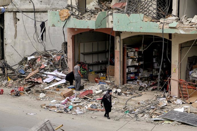 21 de abril de 2026, Kfar Sir, Kfar Sir, Líbano: Uma senhora idosa passa por entre os escombros na aldeia de Jibcheet, no sul do Líbano. Pelo menos 80 combatentes do Hezbollah pró-iraniano foram mortos em Jibcheet, enquanto o grupo enterrava 14 combatente