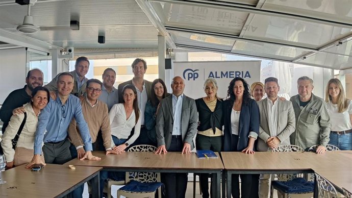 La coordinadora de Cultura y Deporte del PP de Andalucía, Patricia del Pozo, junto a representantes del sector cultural y cargos del PP de Almería durante el encuentro celebrado en la capital.