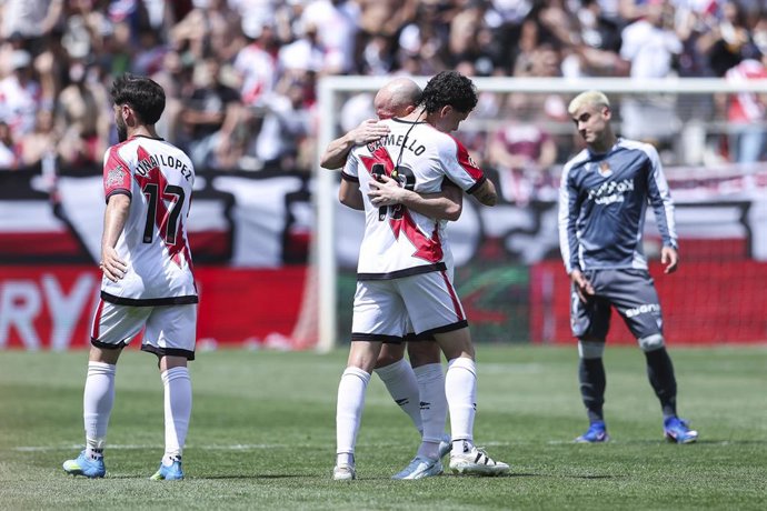 Sergio Camello, do Rayo Vallecano, comemora um gol durante a partida de futebol da Liga Espanhola, LaLiga EA Sports, disputada entre o Rayo Vallecano e a Real Sociedad no estádio de Vallecas, em 26 de abril de 2026, em Madri, Espanha.