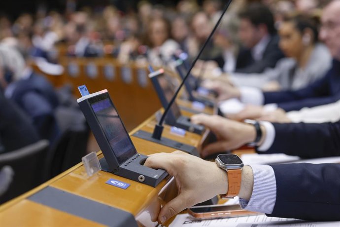 Archivo - Arxiu - Eurodiputats voten en una sessió plenària celebrada a Brussel·les.