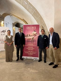 El alcalde de Cáceres, Rafael Mateos, junto a los carteles de la Feria Taurina de San Fernando.