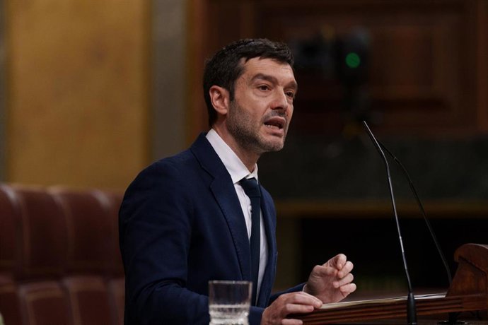El ministro de Derechos Sociales, Consumo y Agenda 2030, Pablo Bustinduy, interviene durante una sesión plenaria en el Congreso, a 28 de abril de 2026, en Madrid (España). 