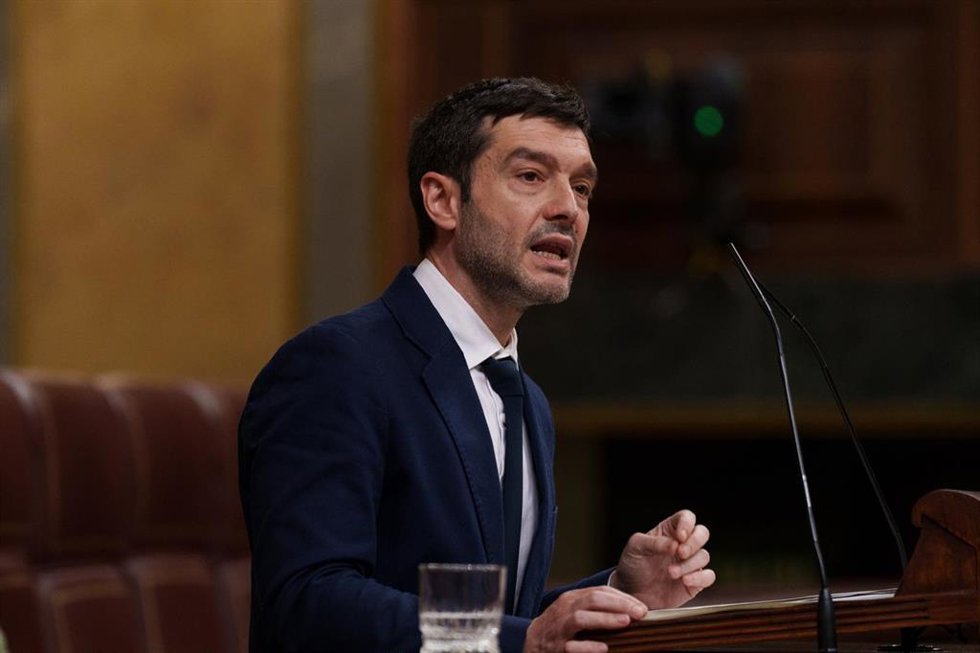 El ministro de Derechos Sociales, Consumo y Agenda 2030, Pablo Bustinduy, interviene durante una sesión plenaria en el Congreso, a 28 de abril de 2026, en Madrid (España). 