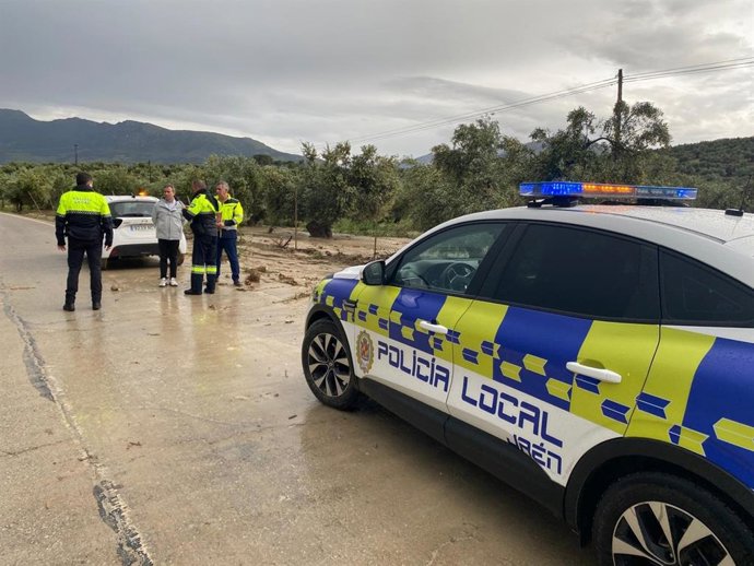 Una patrulla de la Policía Local actuando para resolver una de las incidencias provocadas por la lluvia.