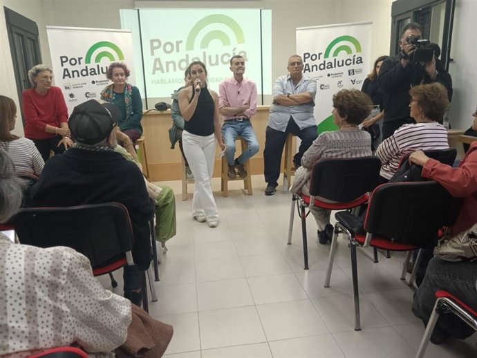 El coordinador federal de Izquierda Unida (IU) y candidato de Por Andalucía a la Presidencia de la Junta, Antonio Maíllo, en un acto con colectivos sanitarios de Huelva.
