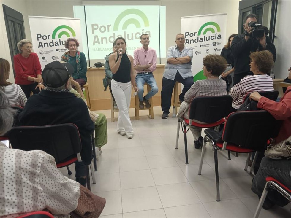 El coordinador federal de Izquierda Unida (IU) y candidato de Por Andalucía a la Presidencia de la Junta, Antonio Maíllo, en un acto con colectivos sanitarios de Huelva.