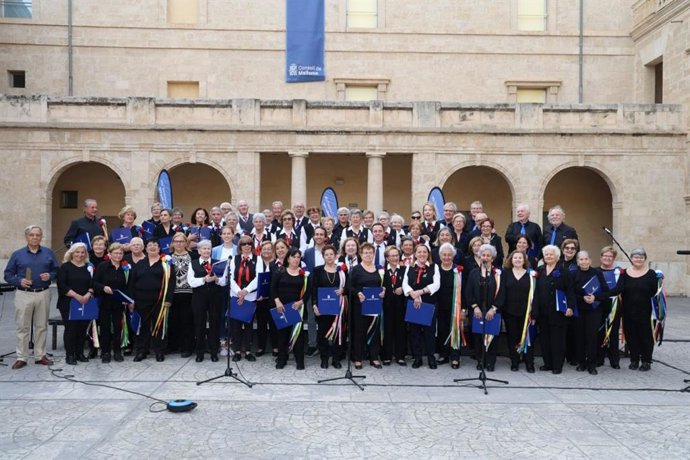 Foto grupal de los participantes en el I Encuentro de Corales de los Centros de Promoción de la Autonomía Personal de Mallorca.