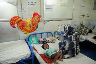 Niños en una sala del Hospital General de Chattogram, Bangladesh, en medio de un aumento de las infecciones por sarampión  