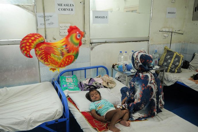 10 de abril de 2026: Chittagong, Bangladesh — Crianças na ala de sarampo do Hospital Geral de Chittagong, na região de Andarkilla, em Chittagong, Bangladesh, em meio a um aumento repentino nos casos de sarampo. O surto afetou milhares de crianças em todo 