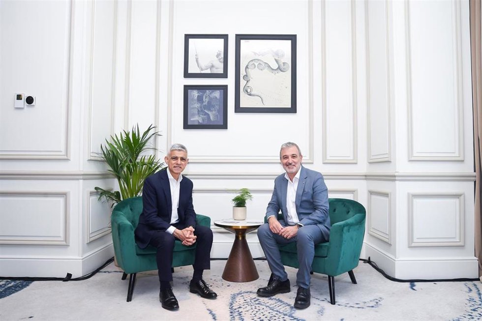 El alcalde de Barcelona, Jaume Collboni (d), se reúne con el alcalde de Londres, Sadiq Kan (i), en el Hotel Palace, a 28 de abril de 2026, en Madrid (España). 