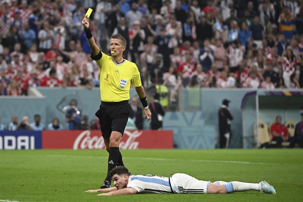Archivo - LUSAIL, Dec. 13, 2022  -- Referee Daniele Orsato (L) gives a yellow card to Croatia's goalkeeper Dominik Livakovic and later awards a penalty for Argentina after Livakovic fouled Argentina's Julian Alvarez during the Semifinal between Argentina 