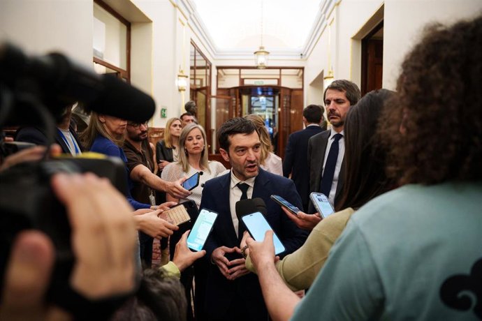 El ministro de Derechos Sociales, Consumo y Agenda 2030, Pablo Bustinduy, atiende a los medios de comunicación tras una sesión plenaria en el Congreso, a 28 de abril de 2026, en Madrid (España). 