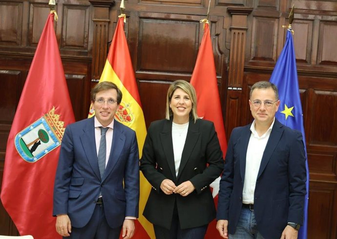 Los alcaldes de Albacete, Madrid y Cartagena en la reunión que han mantenido para exigir al Gobierno de España la reapertura inmediata de la línea ferroviaria que las conecta.