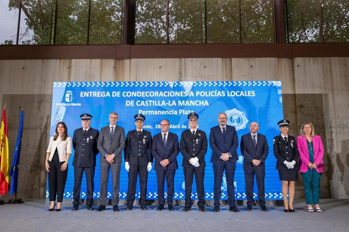 Acto institucional de entrega de medallas al mérito y la permanencia entre los agentes de la Policía Local.