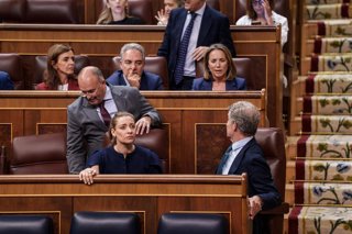 El presidente del PP, Alberto Núñez Feijóo y la vicesecretaria de Regeneración Institucional del PP, Cuca Gamarra, conversan durante una sesión plenaria en el Congreso, a 28 de abril de 2026, en Madrid (España). 