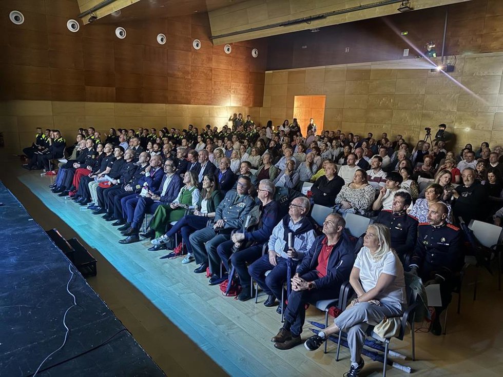 Entrega de medallas y distintivos al personal de la Policía Local y al voluntariado de Protección Civil en Barakaldo  (Bizkaia)