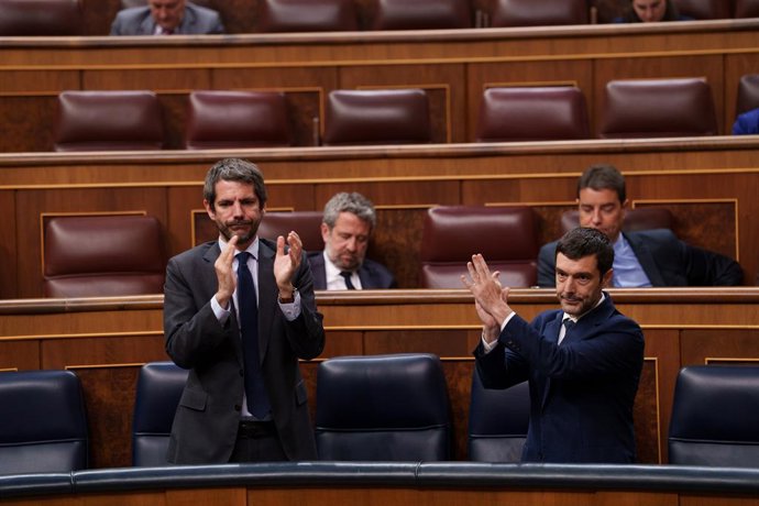 El ministro de Cultura, Ernest Urtasun (i), y el ministro de Derechos Sociales, Consumo y Agenda 2030, Pablo Bustinduy (d), durante una sesión plenaria en el Congreso, a 28 de abril de 2026, en Madrid (España). 