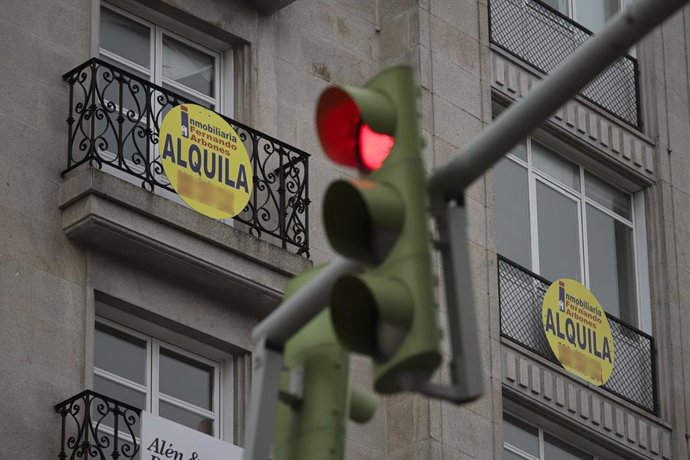 Archivo - (Foto De ARCHIVO) Viviendas Con Carteles De Alquiler, A 24 De Febrero De 2026, En Vigo