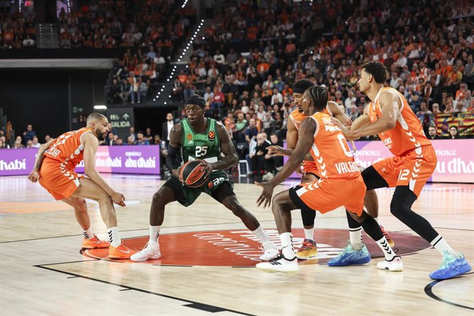 Kendrick Nunn, do Panathinaikos AKTOR Atenas, em ação durante o primeiro jogo das eliminatórias da EuroLiga entre o Valencia Basket e o Panathinaikos AKTOR Atenas, na Roig Arena, em 28 de abril de 2026, em Valência, Espanha.