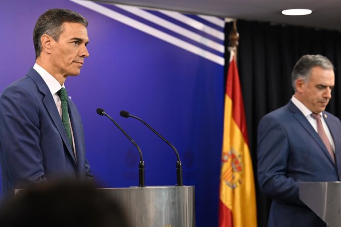 Archivo - El presidente del Gobierno, Pedro Sánchez (i) y el presidente de la República Oriental del Uruguay, Yamandú Orsi (d), ofrecen una rueda de prensa, en Torre Ejecutiva, sede de la Presidencia del Gobierno, a 22 de julio de 2025, en Montevideo (Uru