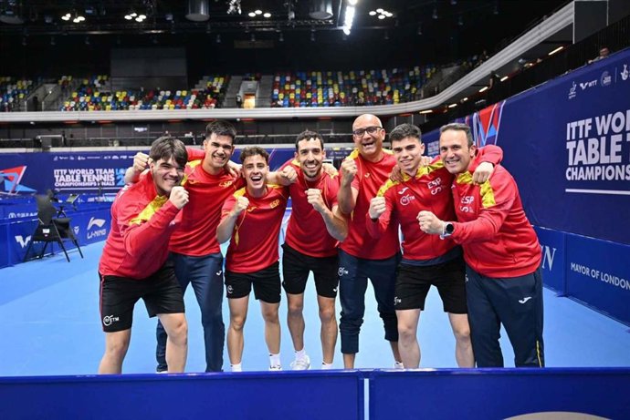 La selección española masculina de tenis de mesa celebra un triunfo en el Campeonato del Mundo.