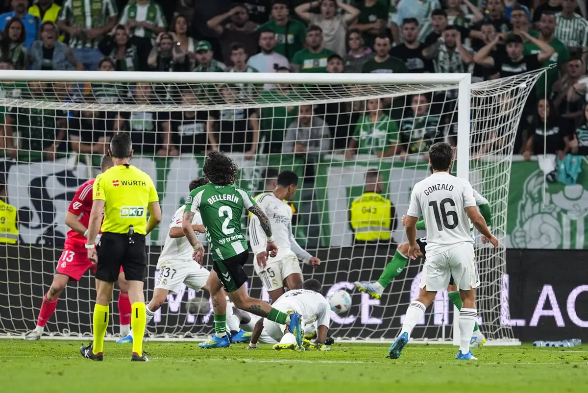 Héctor Bellerín (Real Betis) marca un gol al Real Madrid en La Cartuja. - Joaquin Corchero / AFP7