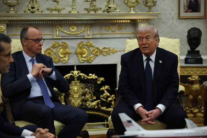 Archivo - Arquivo - 3 de março de 2026, Washington, Distrito de Columbia, EUA: O presidente dos EUA, Donald Trump, e o chanceler alemão, Friedrich Merz, realizam uma reunião bilateral no Salão Oval da Casa Branca em 3 de março de 2026, em Washington, D.C.