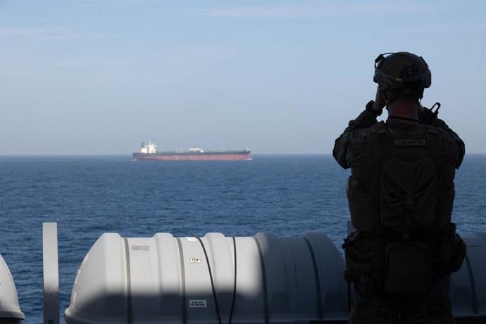 Um fuzileiro naval a bordo do navio de transporte anfíbio “USS New Orleans” (LPD 18) durante o bloqueio imposto aos portos iranianos