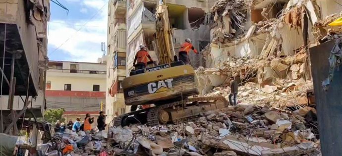 LÍBANO, BEIRUTE - 21 DE ABRIL DE 2026: Equipes de emergência removem os escombros de um prédio destruído por ataques militares israelenses. Captura de tela de vídeo. Melhor qualidade disponível, Imagem: 1093352827, Licença: Direitos gerenciados, Restriçõe