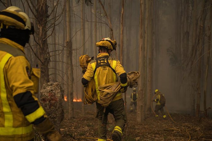 Bomberos trabajan en la extinción del incendio forestal en el monte Galleiro, a 6 de abril de 2026, en Ribadetea, Ponteareas, Pontevedra, Galicia (España). 