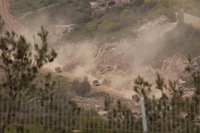 Archivo - Un convoy militar israelí realiza maniobras en el sur de Líbano, visto desde el norte de Israel