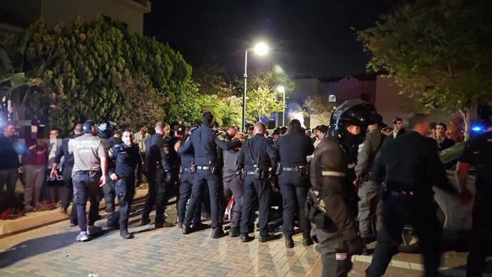 Agentes de Policía se enfrentan a manifestantes ultraortodoxos en Ascalón, en el suroeste de Israel