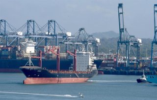 Archivo - Carga y descarga de contenedores en la terminal de contenedores anteriormente empleada por la empresa CK Hutchinson, con sede en Hong Kong, cerca del extremo del Canal de Panamá que da al Océano Pacífico