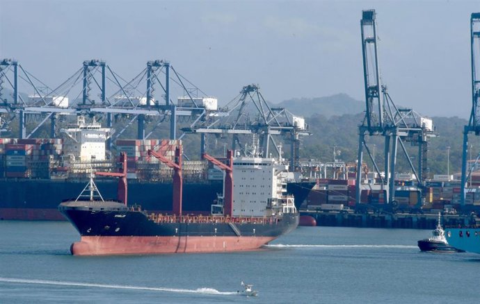 Archivo - Carga y descarga de contenedores en la terminal de contenedores anteriormente empleada por la empresa CK Hutchinson, con sede en Hong Kong, cerca del extremo del Canal de Panamá que da al Océano Pacífico