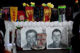 Archivo - Retratos de víctimas de 'falsos positivos' en un acto celebrado en Colombia. Imagen de archivo