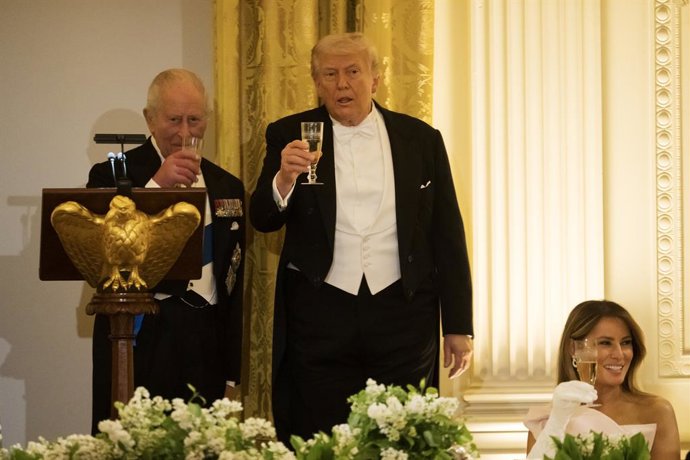 28 de abril de 2026, Washington, Distrito de Columbia, EUA: WASHINGTON, DC - 28 DE ABRIL: O presidente Donald Trump e o rei Carlos da Grã-Bretanha brindam um ao outro após proferirem discursos durante um jantar de Estado com o presidente Donald Trump e a 