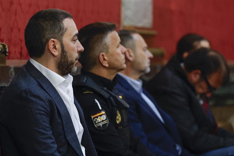El empresario Víctor de Aldama (i) en el banquillo de los acusados durante el juicio por el 'caso mascarillas' en el Tribunal Supremo, a 7 de abril de 2026, en Madrid (España). 