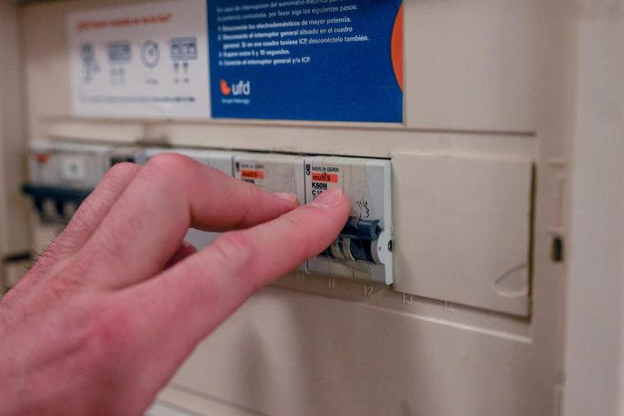 Archivo - Un cuadro eléctrico de una casa, a 30 de mayo de 2024, en Alcalá de Henares, Madrid (España). El Índice de Precios de Consumo (IPC) subió un 0,3% en mayo en relación al mes anterior y elevó tres décimas su tasa interanual, hasta el 3,6%, registr