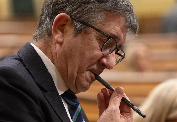 Archivo - El portavoz del PSOE, Patxi López, durante una sesión plenaria 