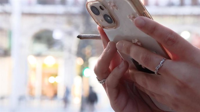 Archivo - Mujer con un cigarro de liar.