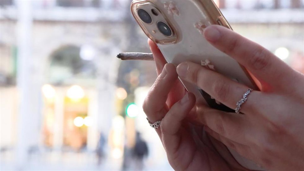 Archivo - Mujer con un cigarro de liar.