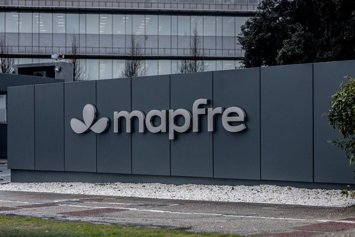 Archivo - Nueva imagen de Mapfre implantada en las fachadas de las oficinas centrales de la aseguradora en Majadahonda.