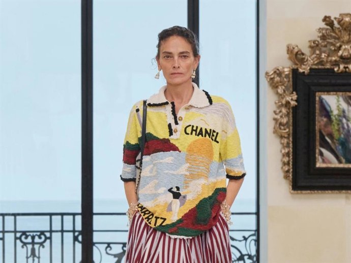 Laura Ponte vuelve a desfilar para Chanel, esta vez en Biarritz, en la presentación de la primera colección 'Cruise' de Matthieu Blazy.