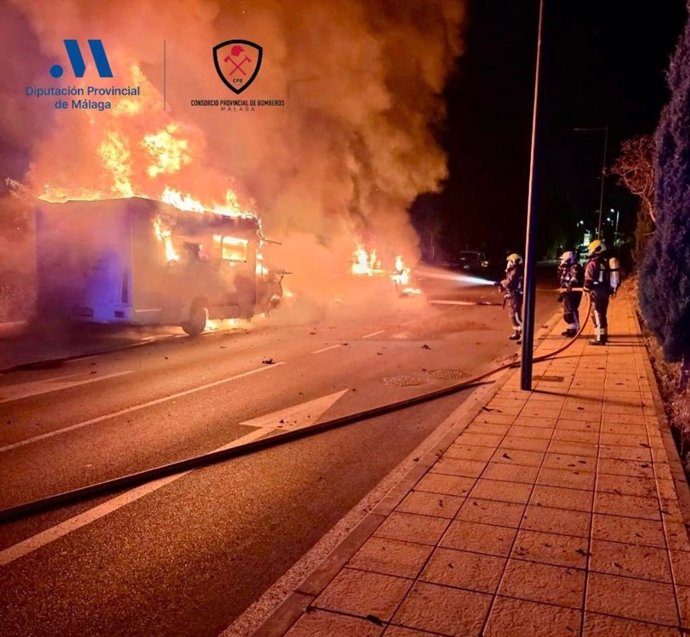 Efectivos del CPB extinguen un incendio de dos autocaravanas en Estepona
