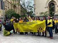 Trabajadoras de las escuelas infantiles en huelga desafían a la lluvia y se concentran a las puertas de Pleno de Cibeles