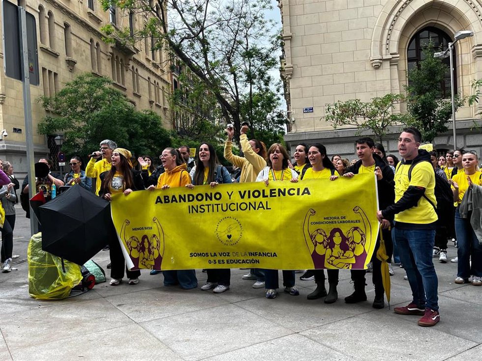 Trabajadoras de escuelas infantiles en huelga protestando frente a Cibeles