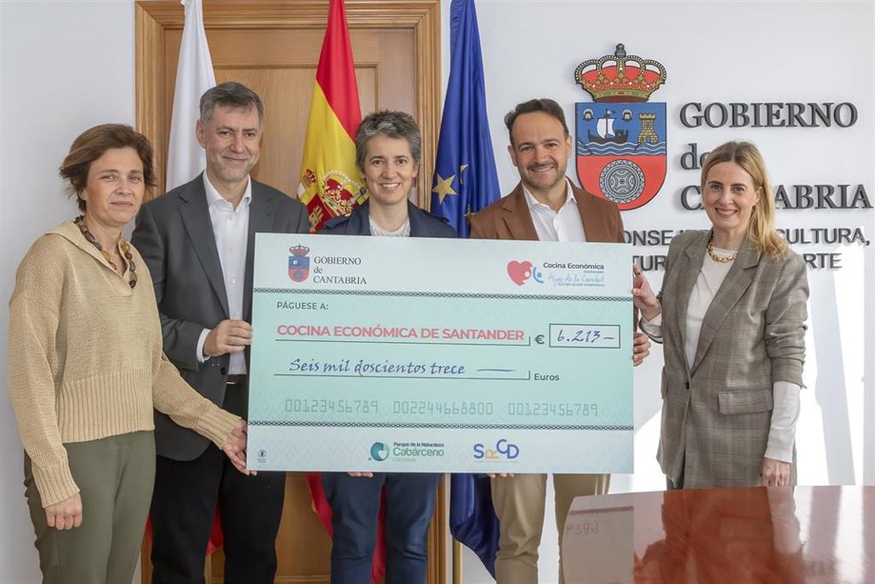 El consejero de Cultura y Turismo, Luis Martínez Abad, entrega a la Cocina Económica la recaudación solidaria de dos eventos en instalaciones de la Consejería