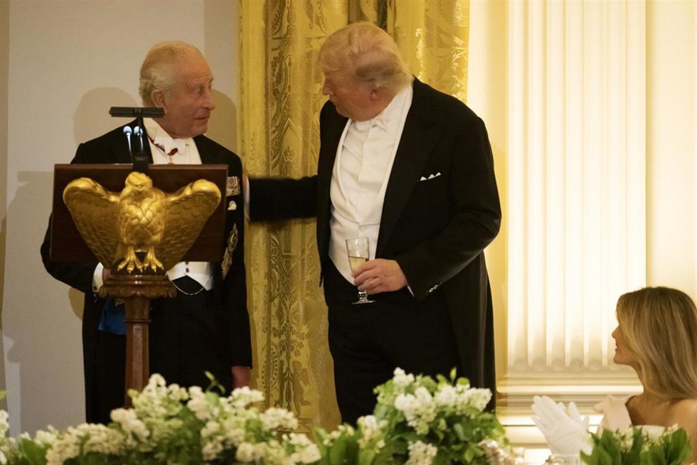 El rey Carlos III de Inglaterra (izquierda), junto al presidente de Estados Unidos, Donald Trump, durante una cena de Estado en la Casa Blanca (archivo)