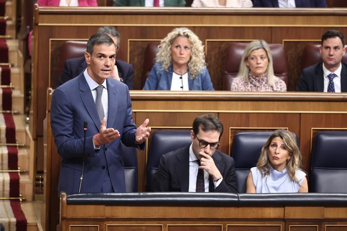 O presidente do Governo, Pedro Sánchez, o vice-presidente e ministro da Economia, Carlos Cuerpo, e a segunda vice-presidente e ministra do Trabalho, Yolanda Díaz, durante uma sessão plenária no Congresso, em 29 de abril de 2026, em Madri (Espanha). A 